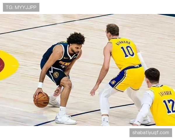 卡里姆·阿卜杜尔-贾巴尔凭借后仰投篮拉开与其他内线得分手差距