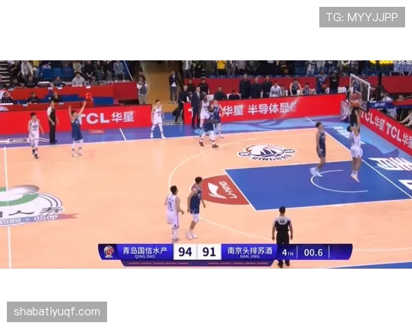 洛瑞无球跑动制造空位，三分效率反超保罗